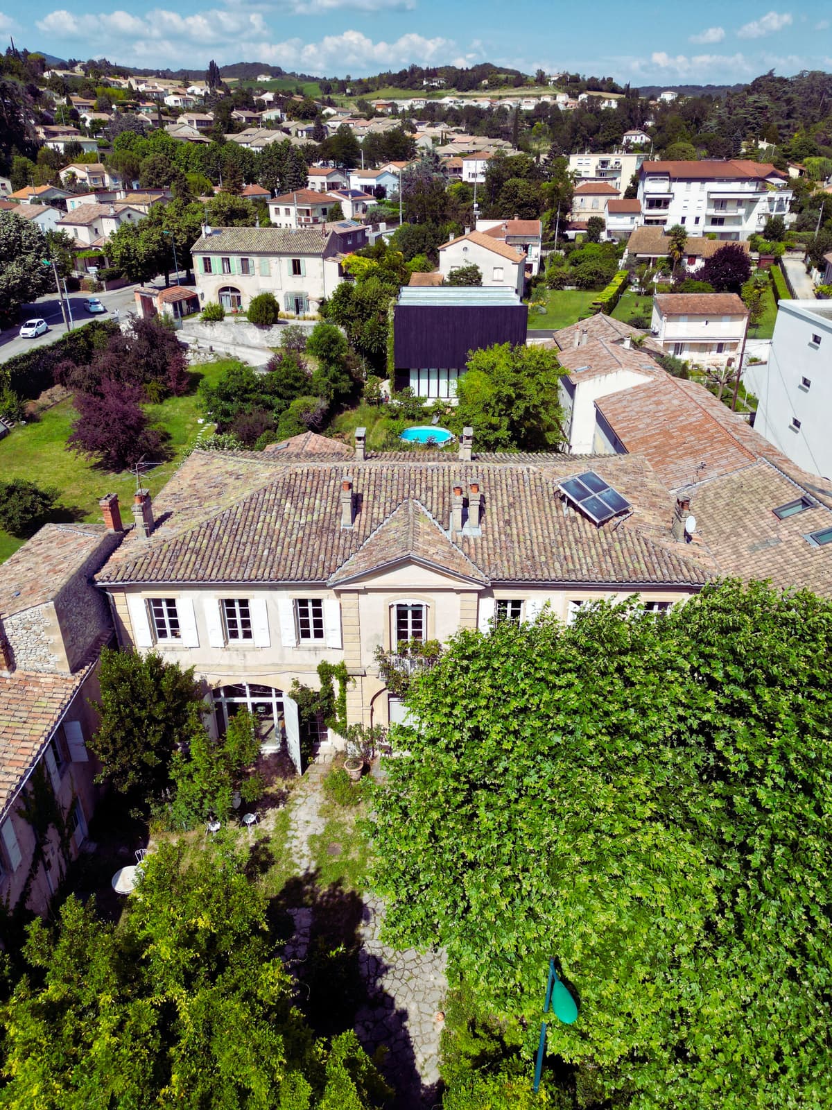 Vue aérienne de l’ensemble : la cour, la maison, le jardin et la Fabrique au fond