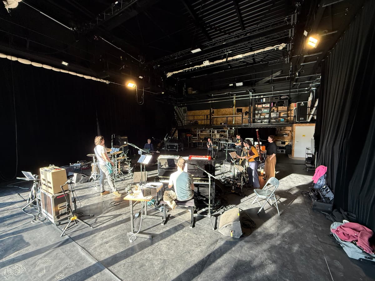 Le plateau en configuration musicale, instruments et pupitres
