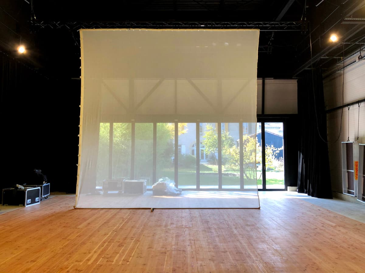 La Fabrique en configuration boîte noire, écran de projection tendu