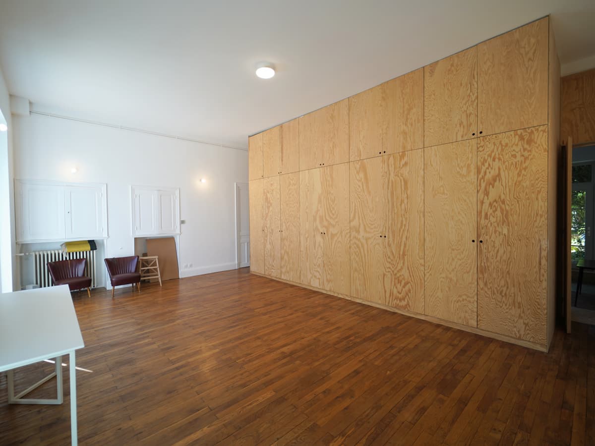 Le Tabarin, salle de répétition, et son mur de placards en bois clair